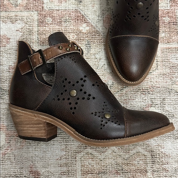 Woman’s NWOTs Corral Circle G Leather Ankle Star Studded Booties - Picture 3 of 10